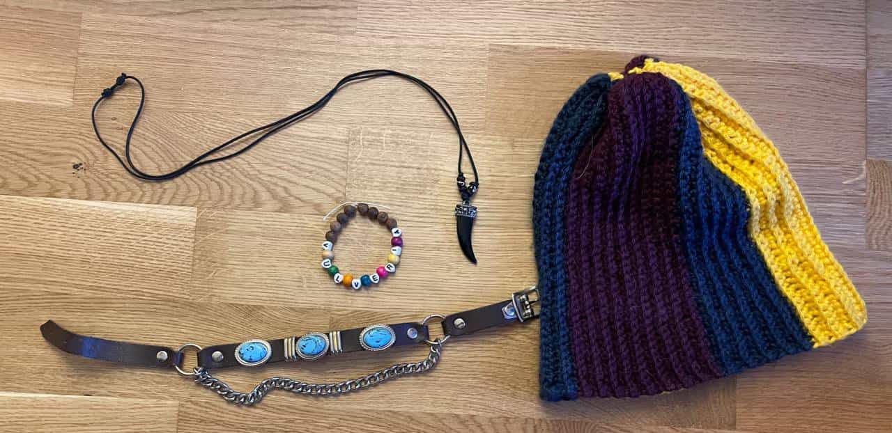 Schmuck und Accessoires: Halskette, Armband, Gürtel und Mütze