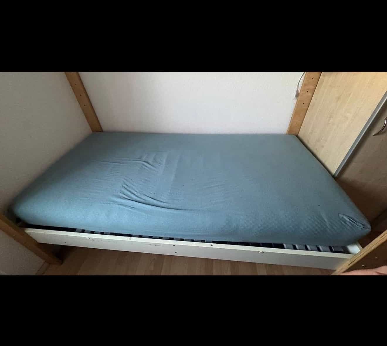 Einzelbett aus Holz zu Verschenken