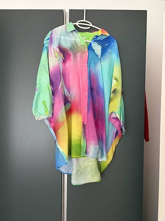 Diverse Markenartikel und Kleidungsstücke