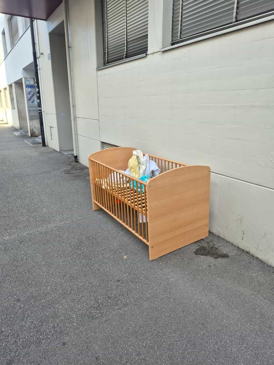Kleinkinderbett ohne Matratze