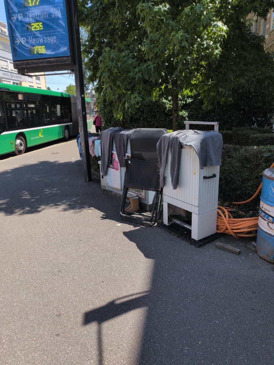 2 Gartenstühle und Kleider zu verschenken