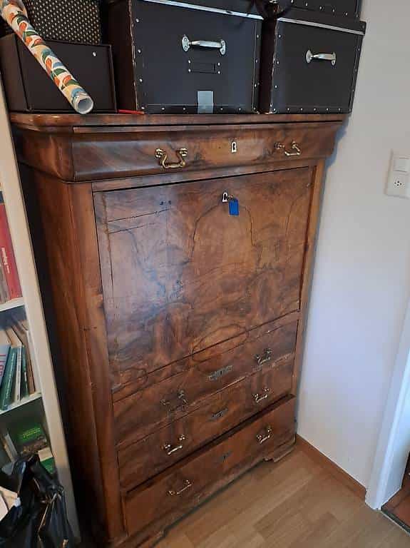 Alter Sekretär aus schönem Holz