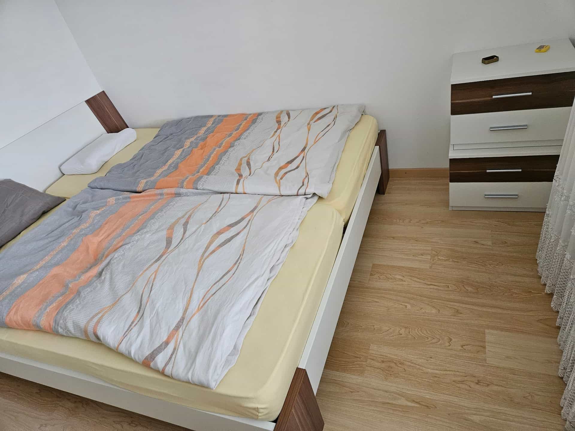 Schlafzimmer-Set: Bett, Kleiderschrank, Kommode