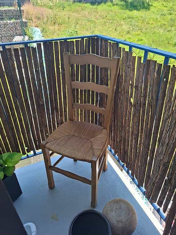 Chaise qui tient encore bien sur ses ...