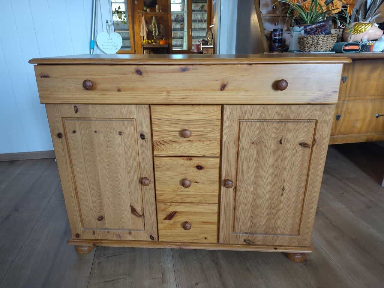 Holzkommode mit leicht hängender Schublade
