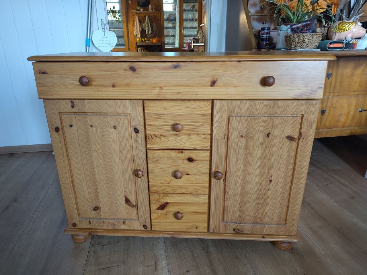 Holzkommode mit leicht hängender Schublade