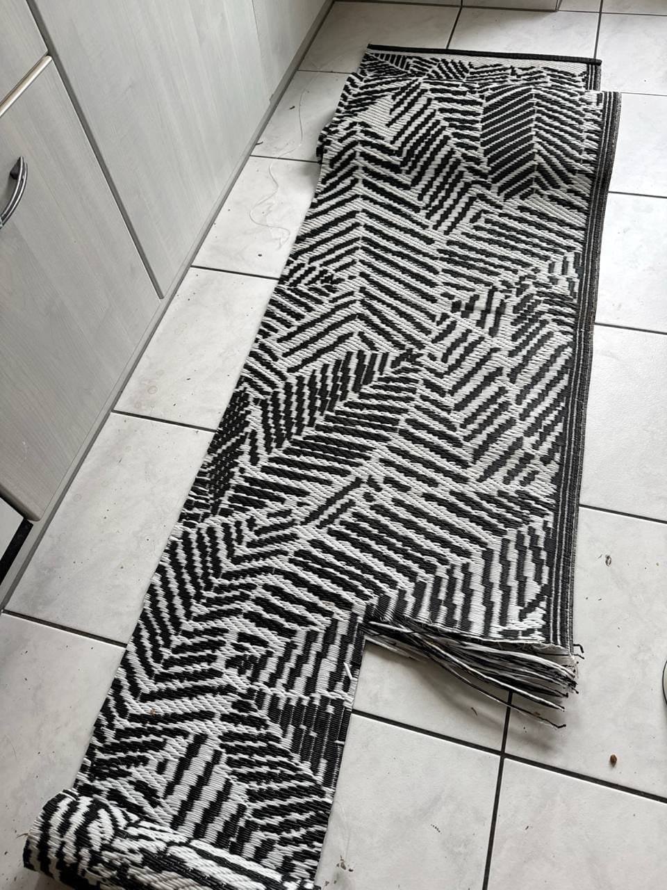 Schwarz-weißer geometrischer Läufer/Teppich