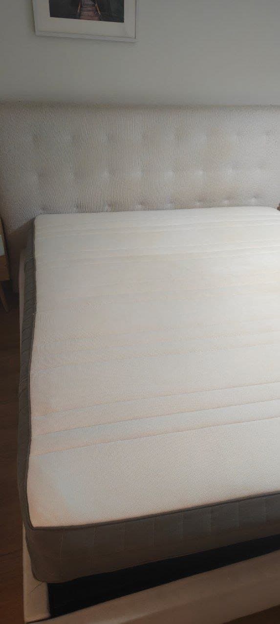 Weißes Bett mit Lattenrost und Matratze