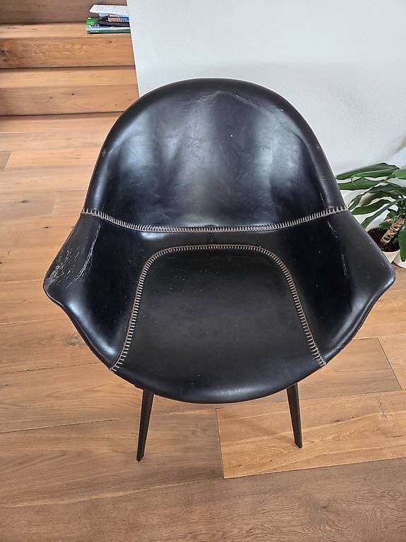 4 chaises en similicuir à donner