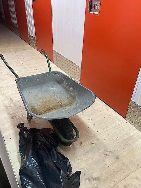 Brouette en métal