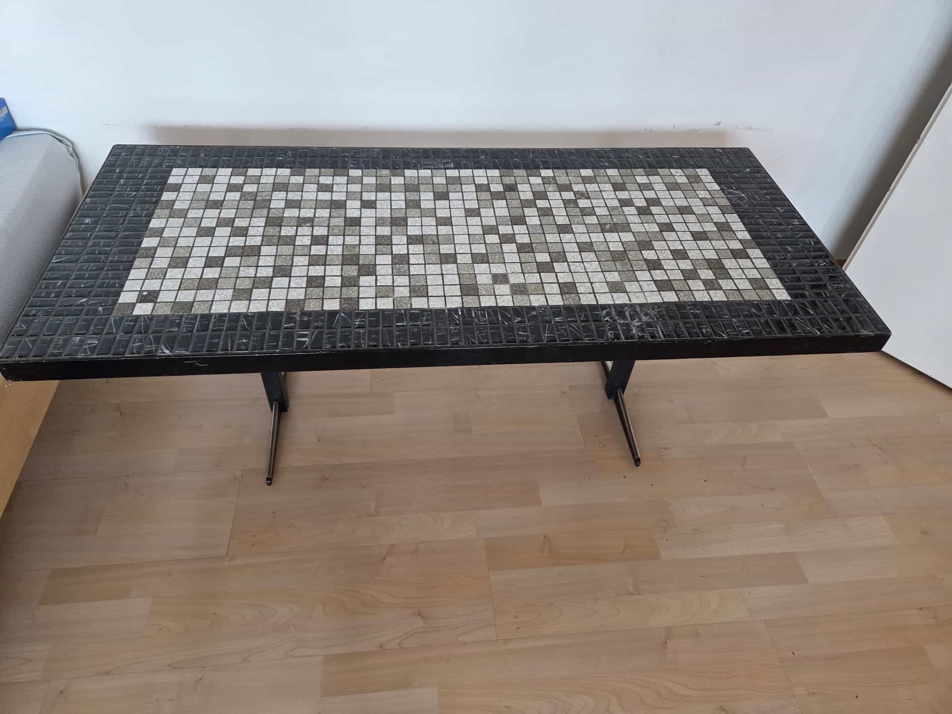 Mosaiktisch, schwarz-weiss