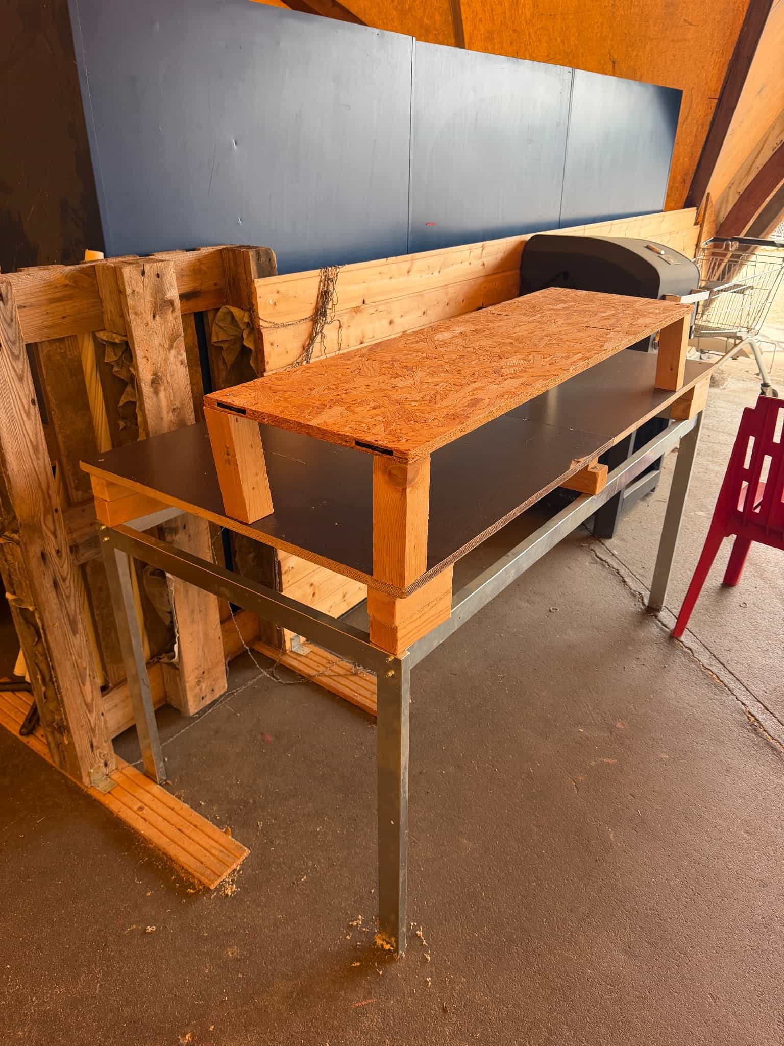 Holztisch und Holzteile, Natur