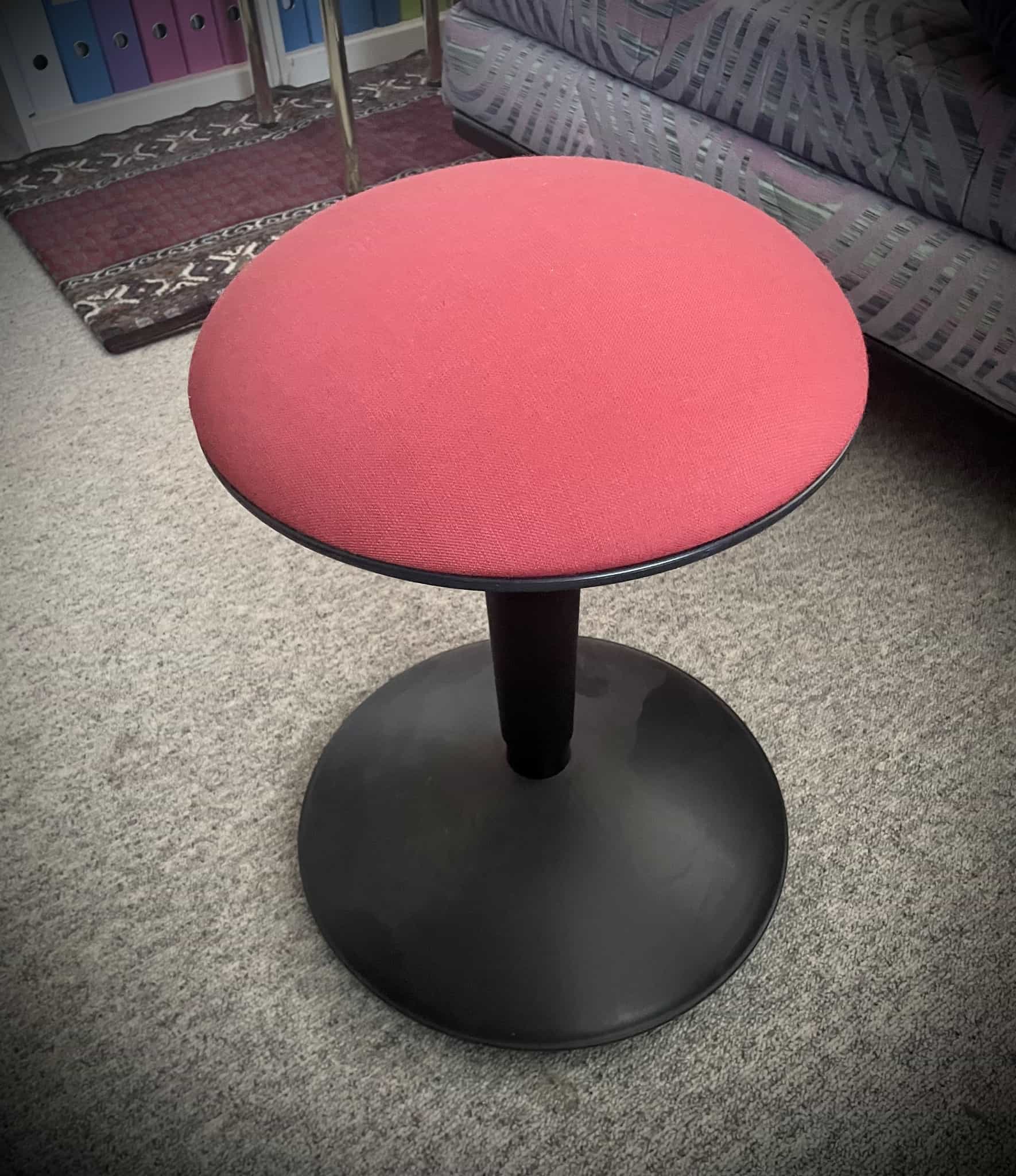 Hocker rund, rot mit schwarzem Fuss