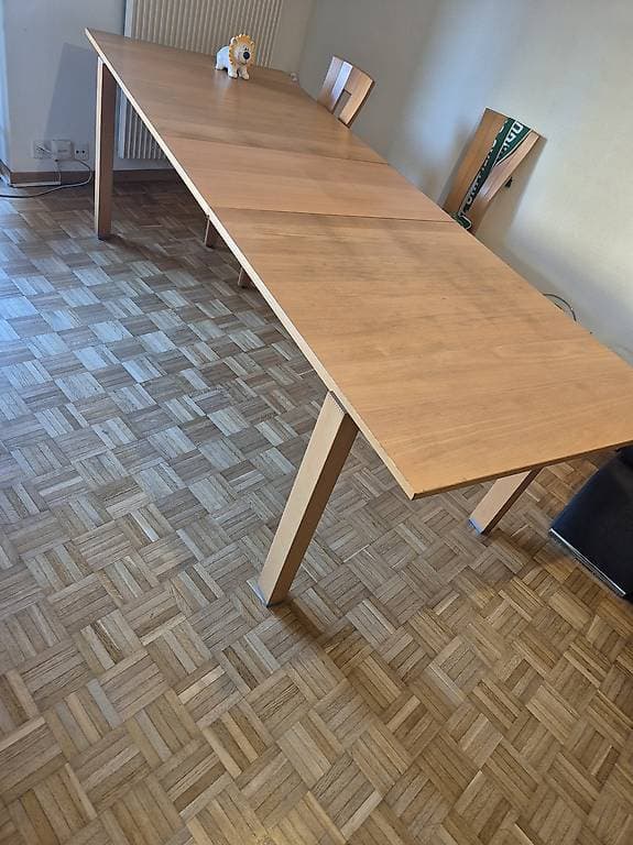 Grosser ausziehbarer Esstisch