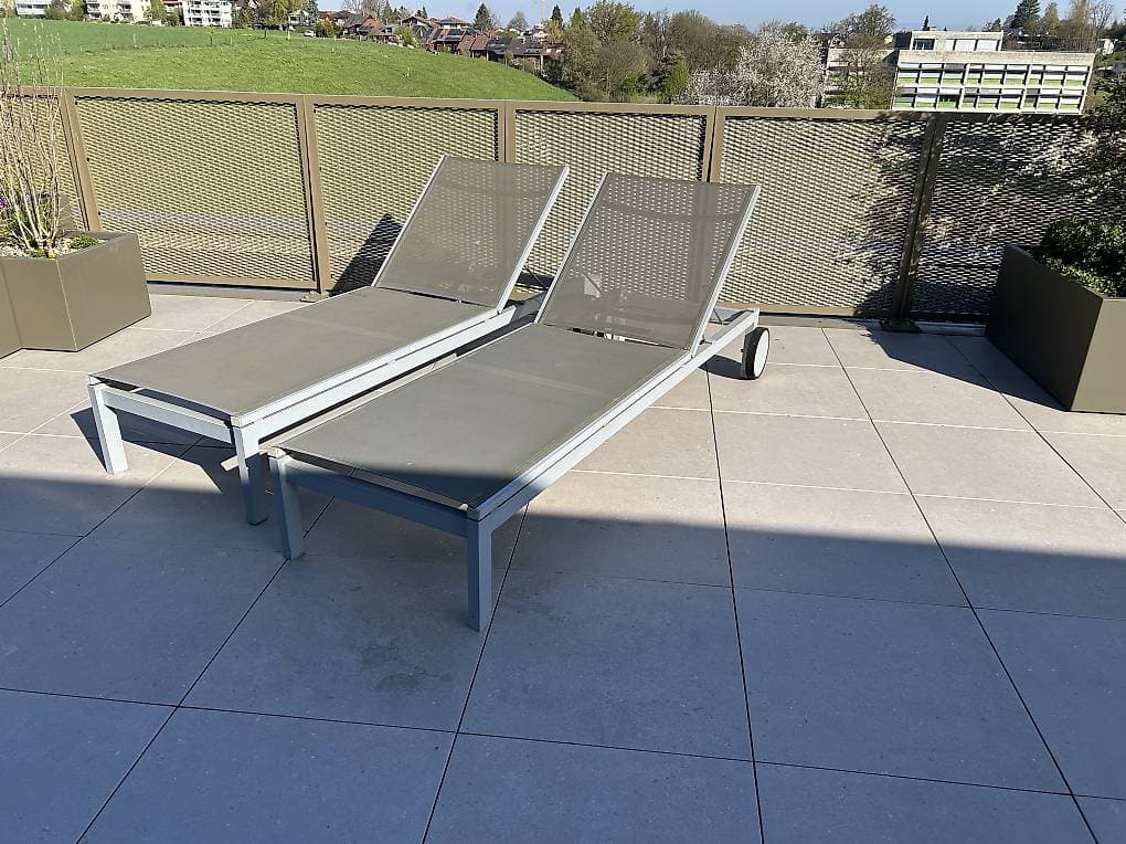 Zwei Sonnenliegen zu verschenken
