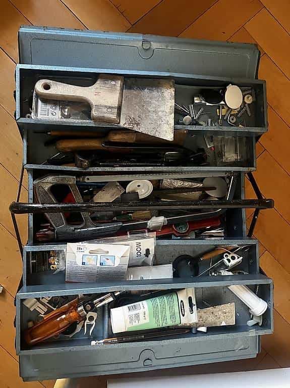Boîte à outils avec outils et visserie