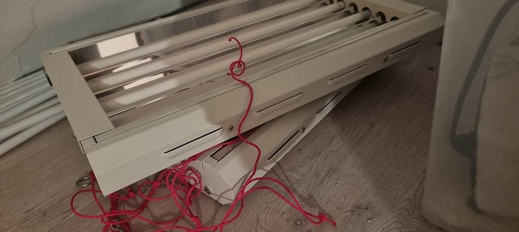 Zwei Pflanzenlampen