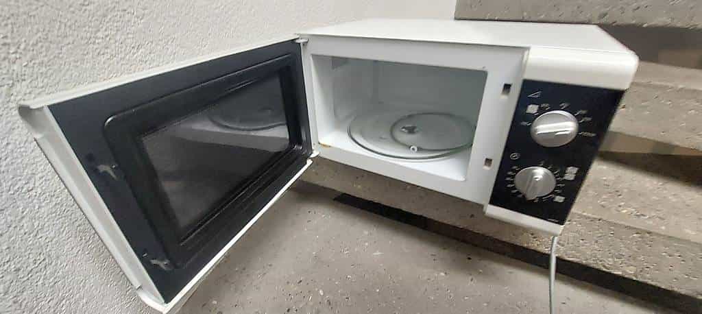 Alte, aber noch funktionstüchtige Mikrowelle