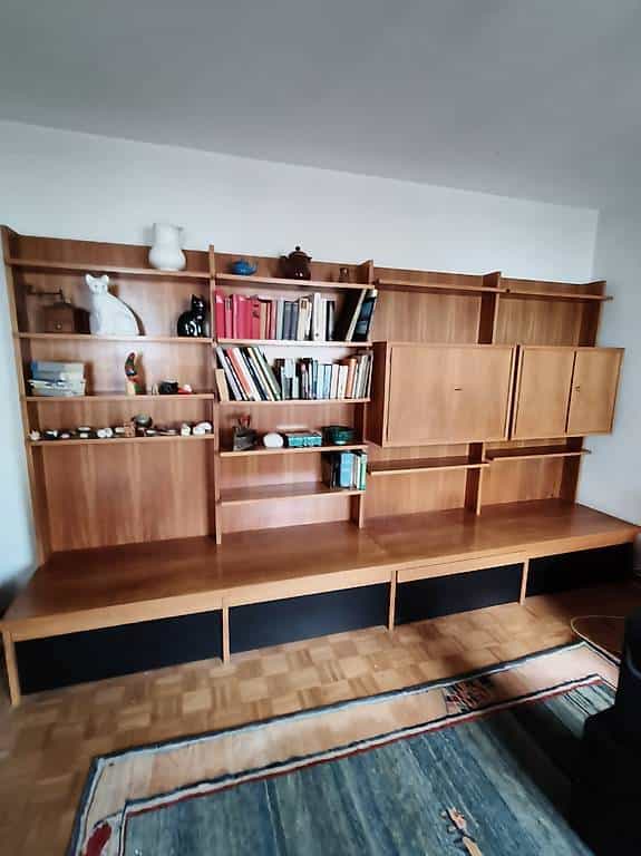 Zeitlose Wohnwand aus Nussbaum Holz, Schubladen, Kästchen