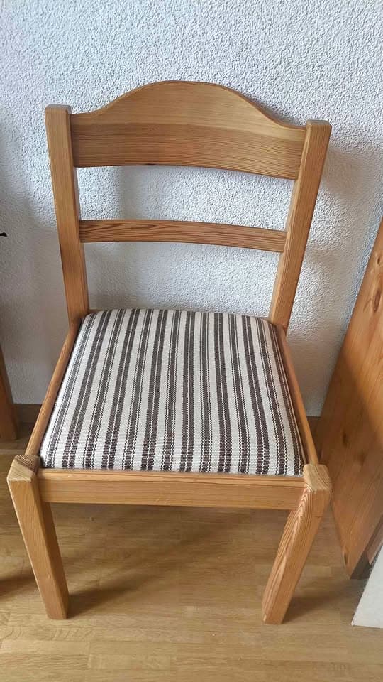 Zwei Stühle Holzstühle mit Stoffbezug