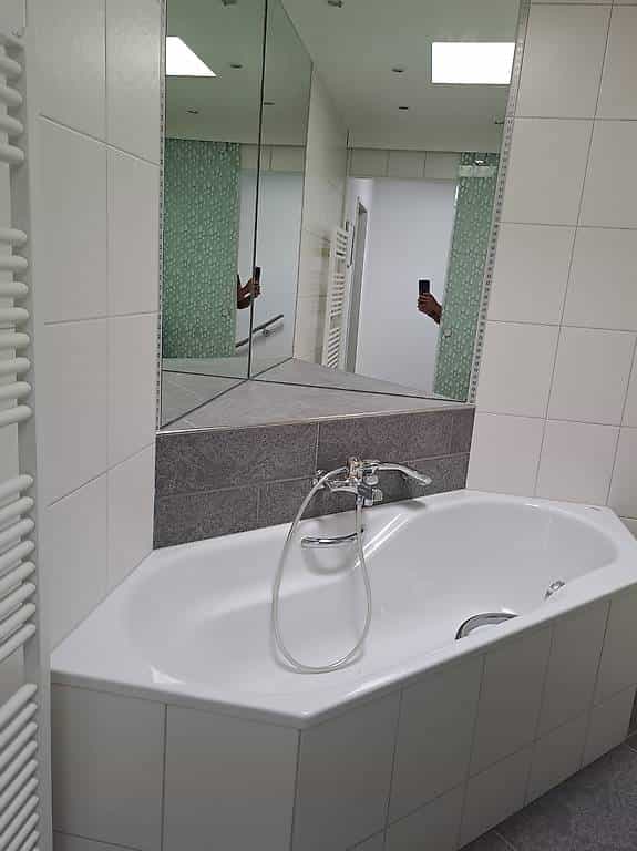 Badewanne und Lavabo