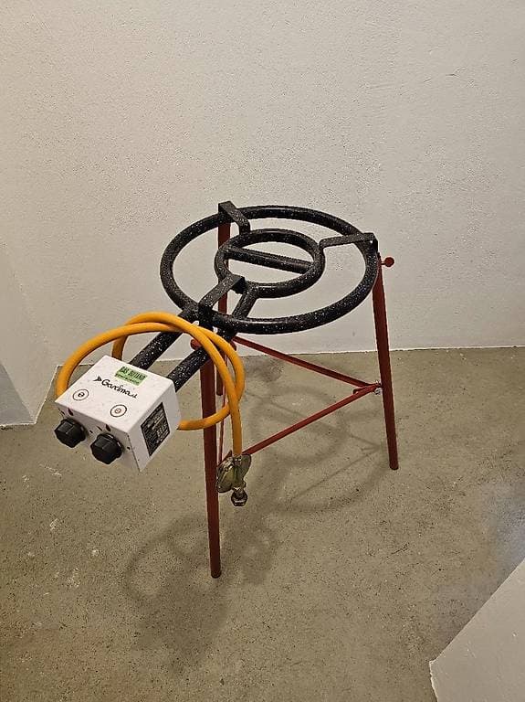 Paella-kocher auf Ständer mit Pfanne