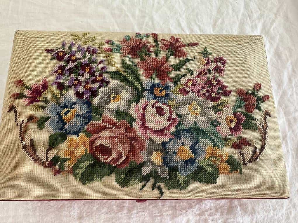 Coffret à bijoux avec broderie au point de croix. Gratuit.