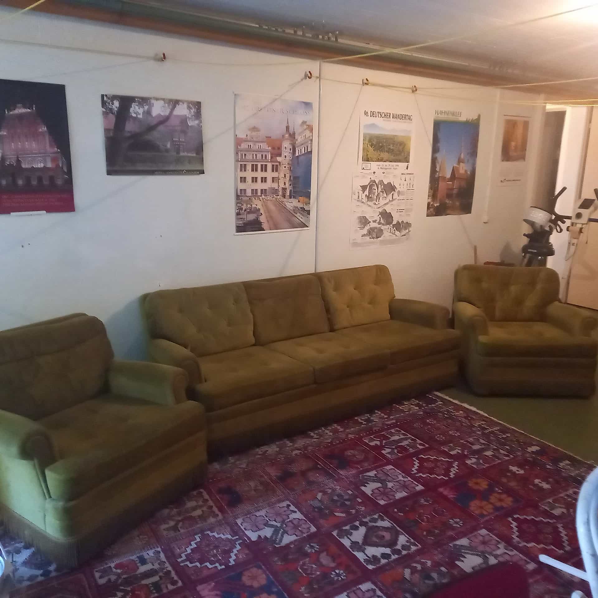Sofa und zwei Sessel, olivgrün