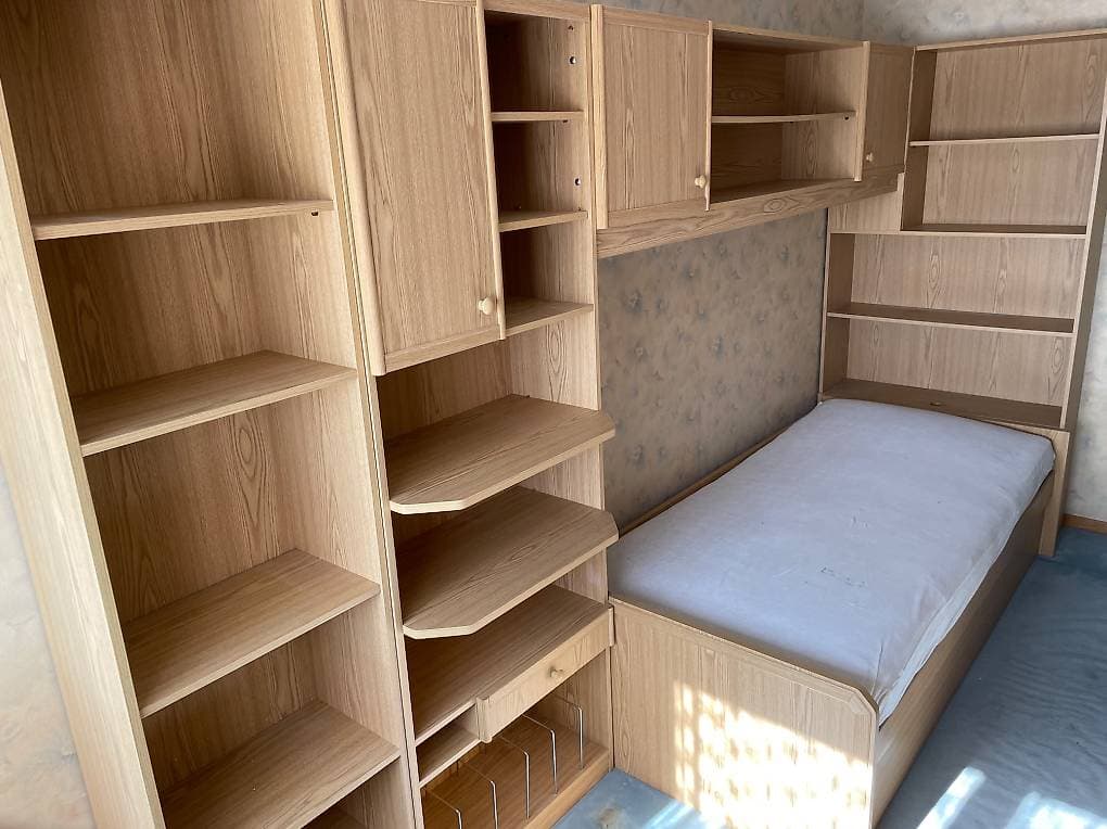 Chambre d´enfant avec armoire