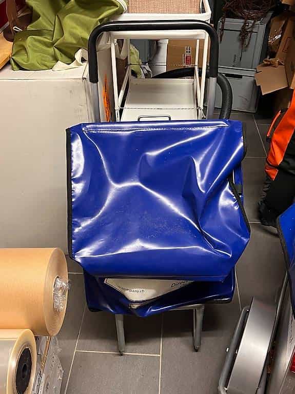 sehr stabiler Einkaufstrolley aus Metall