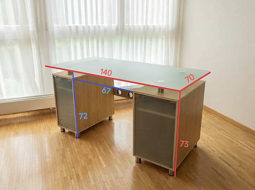 Bürotisch mit Glasplatte (bis 31.10.2026 abzuholen)