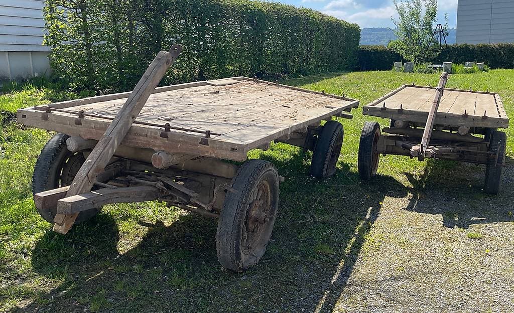 Alte Transportanhänger aus Holz