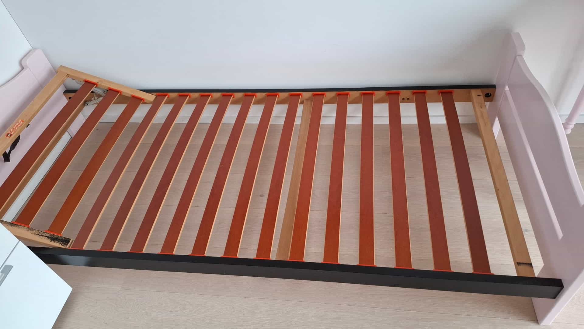 Kinderbett 90x200 cm, mit Lattenrost, Holz, rosa Kopf- und Fussteil