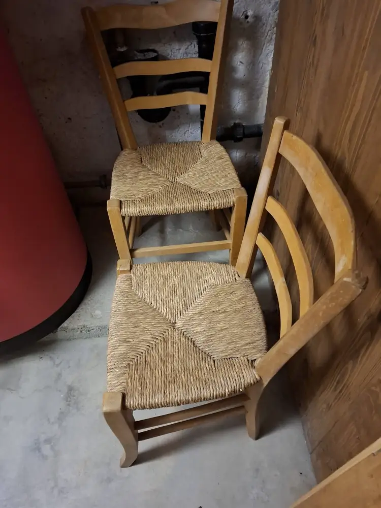 Zwei tessiner stühle