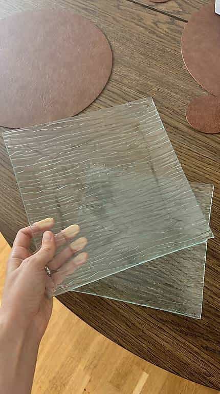 A donner 2 assiettes carrées en verre