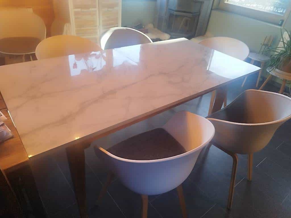 Table avec plateau en marbre, 6 chaises