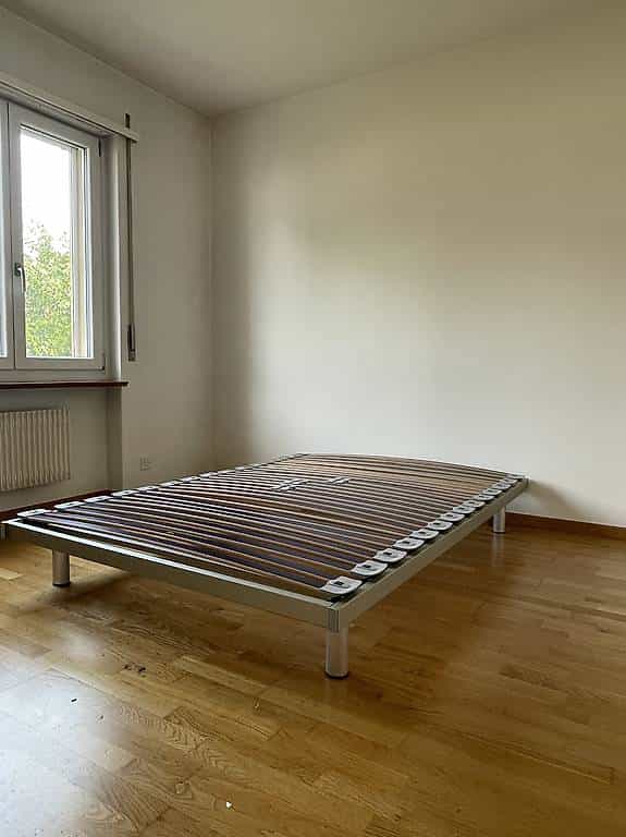Bett und zugehöriger Lattenrost