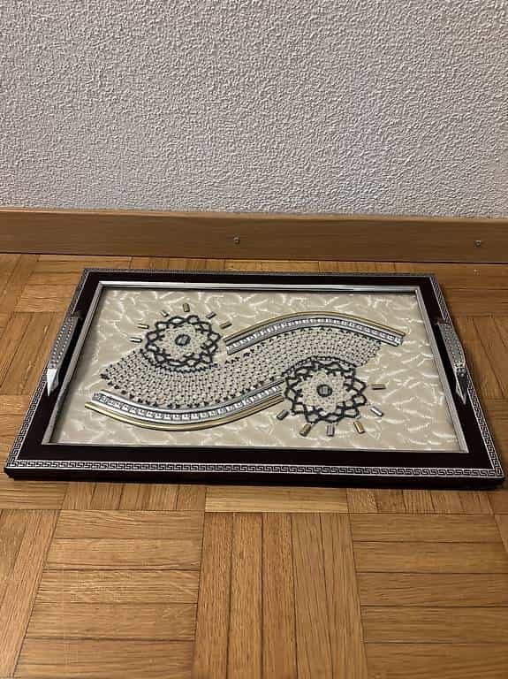 Dekoratives Serviertablett mit Griffen gratis