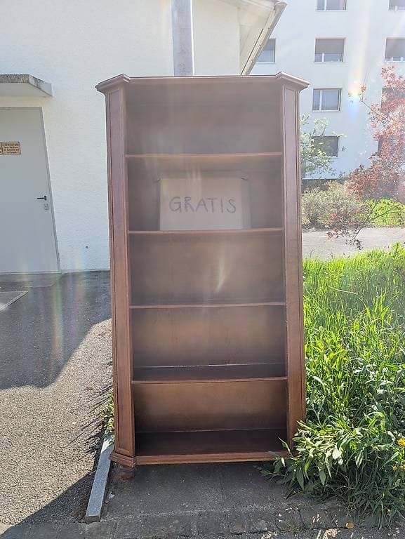 Schönes Büchergestell gratis abzuholen in 3250 Lyss