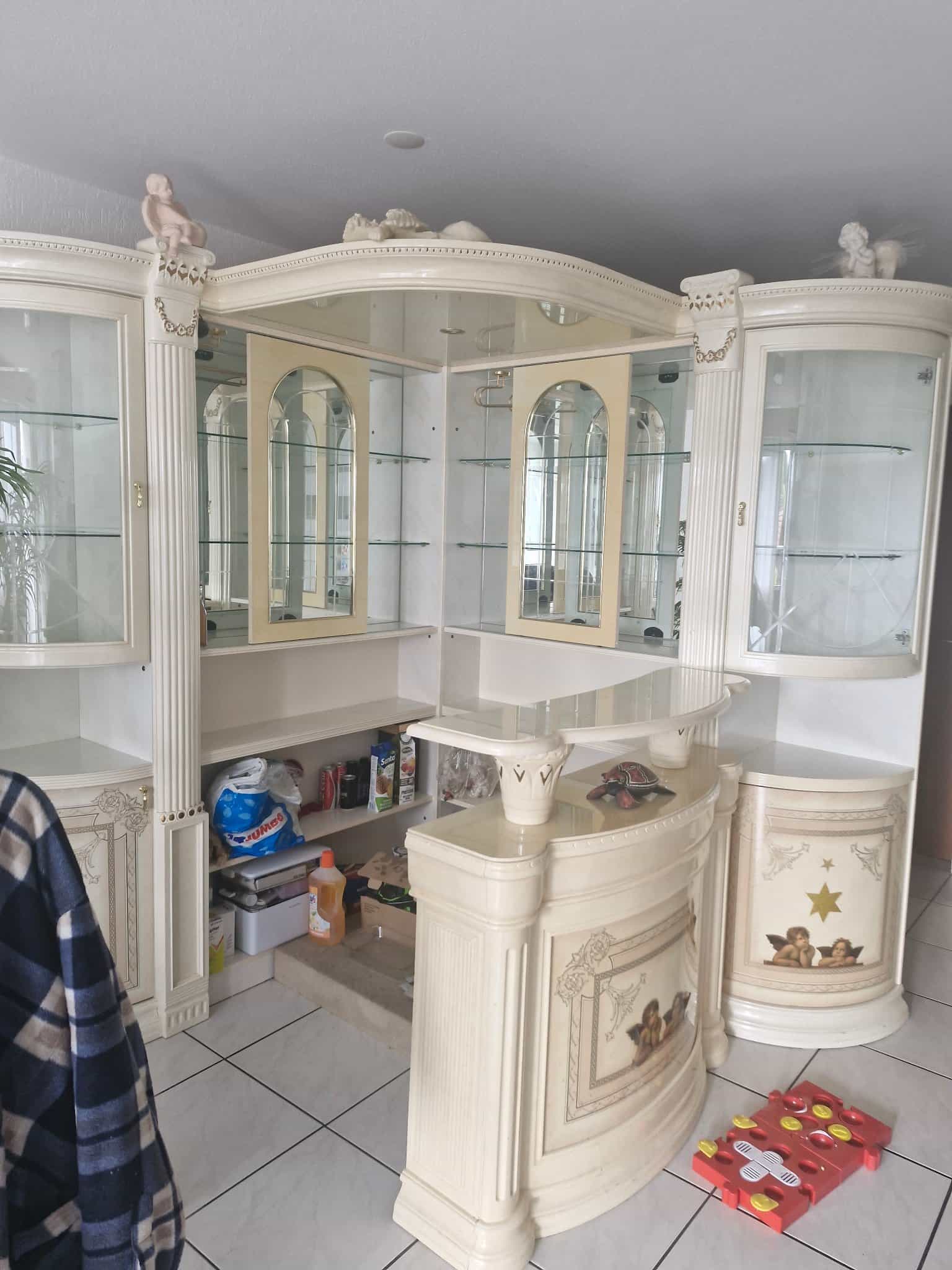 Wandschrank mit Glastüren, creme