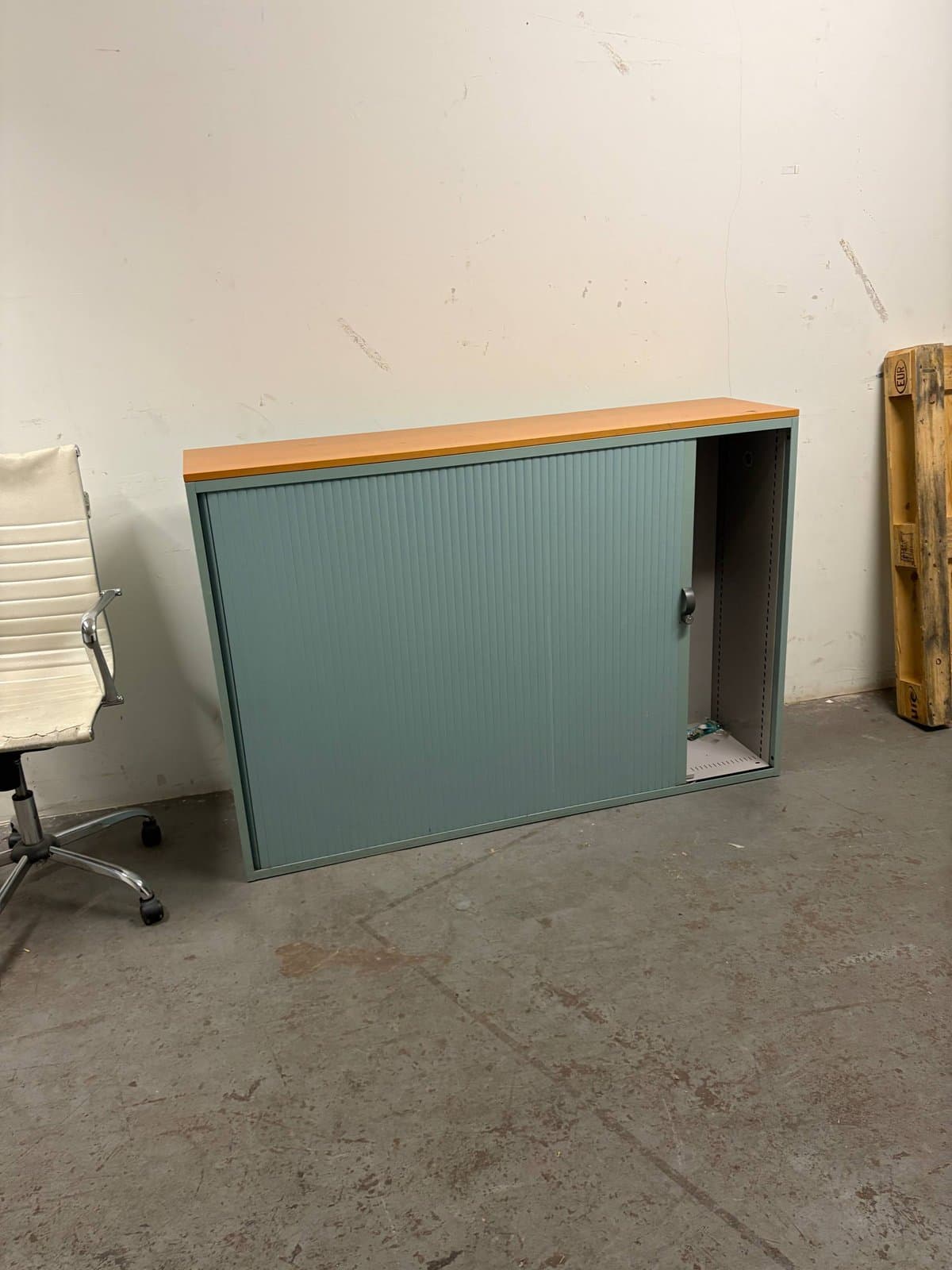 LISTA Büroschrank + Stuhl