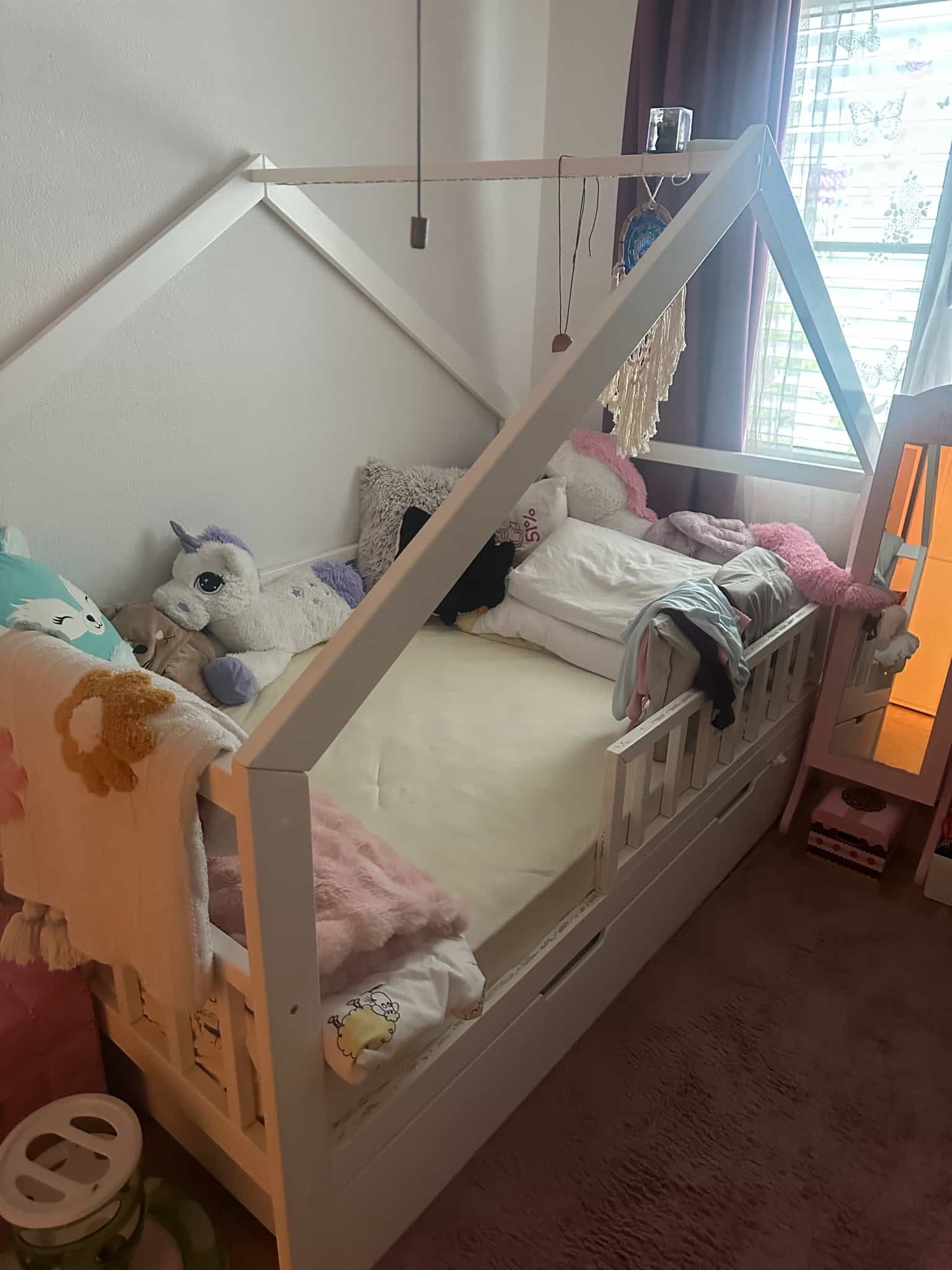 Kinderbett mit Hausdach-Design, weiss