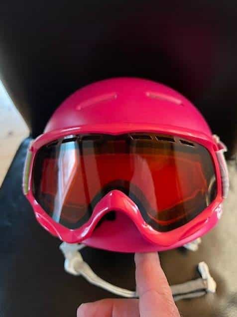 Kinderskihelm von Salamon mit Skibrille