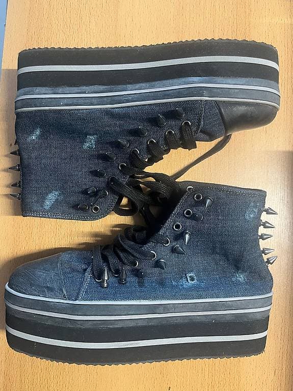 Sneaker mit Nieten US 10