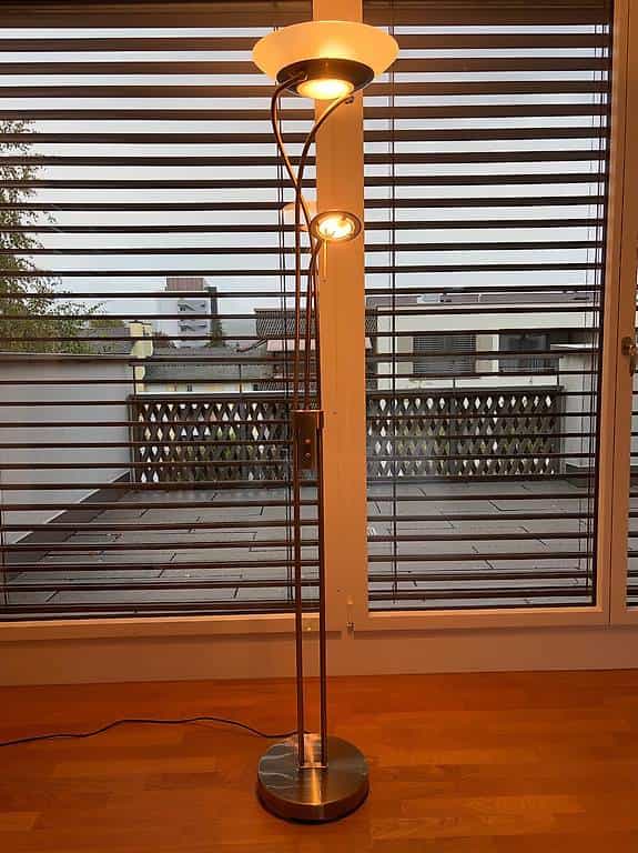 Heller Deckenfluter mit Leselampe 300 W + 50 W Halogen