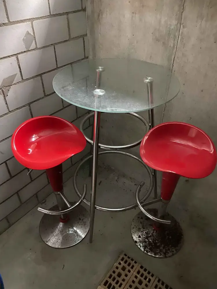 Tisch mit Barhockern