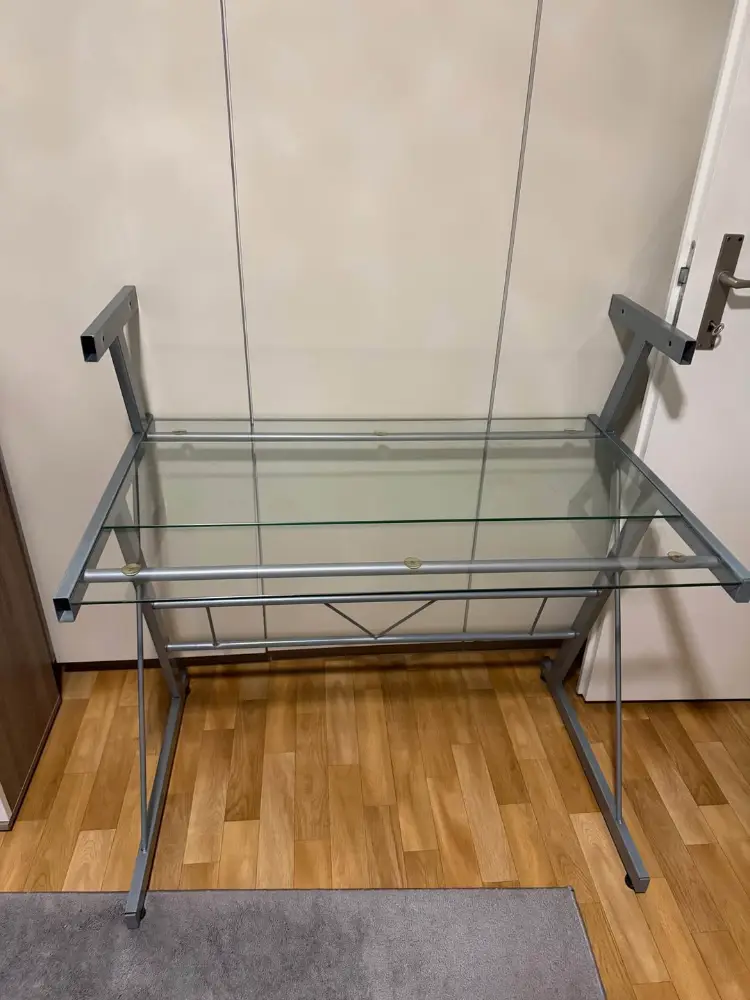 ZU VERSCHENKEN Schreibtisch aus Glas